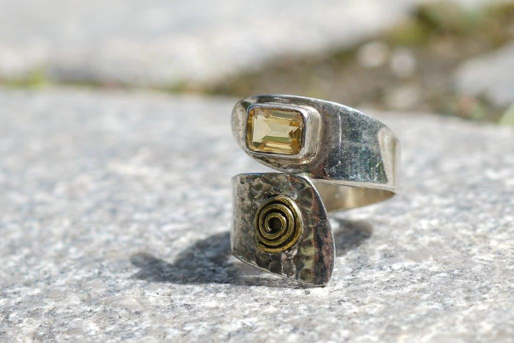 HAMMERED TWISTED RING